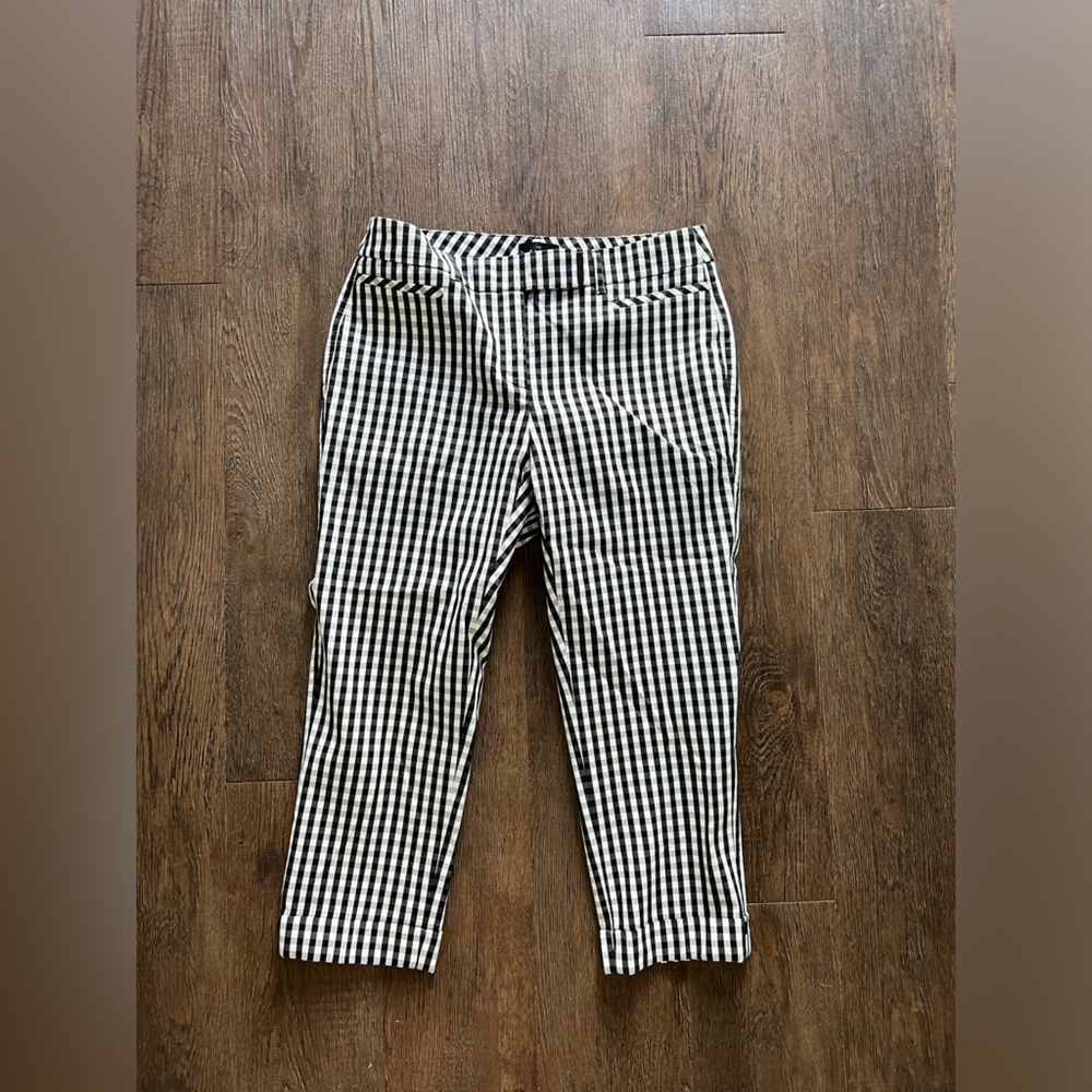 Size 4P petite White House black market BW checked gingham cropped pants.